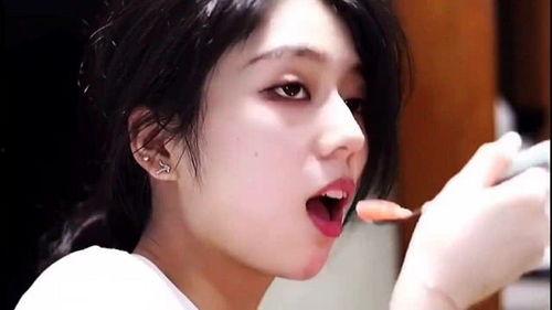 安静的吃瓜女孩,她静享时光