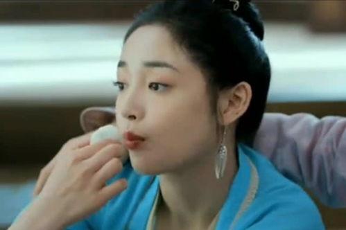 安静的吃瓜女孩,她静享时光