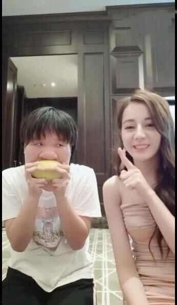 搞笑视频吃瓜女生,笑料横生！吃瓜女生搞笑视频盘点