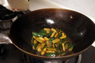 糖醋瓜条小孩吃的,糖醋瓜条，小孩喜爱的美味小零食