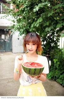 吃瓜女孩屏幕,网络时代的围观文化解析