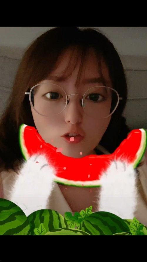 吃瓜女孩屏幕,网络时代的围观文化解析