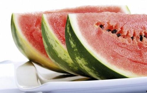 吃瓜引起胃疼,警惕夏日消暑陷阱