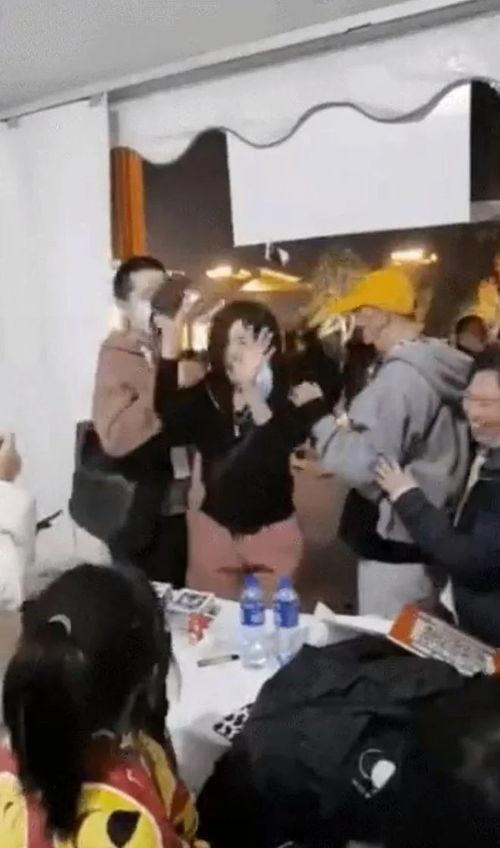 蹦迪吃的瓜,一场别开生面的夜店美食盛宴