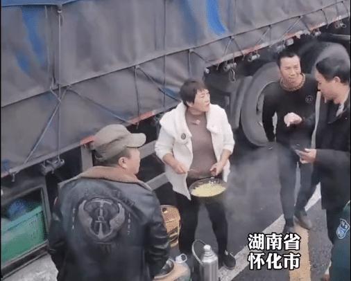 吃瓜保安砸门小说,一场意外的正义之战