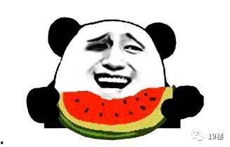 在吃瓜被别人发现,吃瓜时刻被捕捉，尴尬瞬间引热议