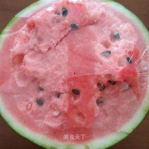 深夜吃瓜好甜,甜蜜滋味尽在其中