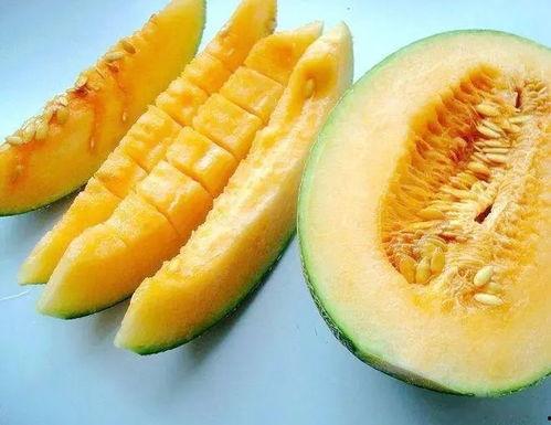 深夜吃瓜好甜,甜蜜滋味尽在其中