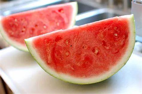 在自家吃瓜,夏日悠闲生活记