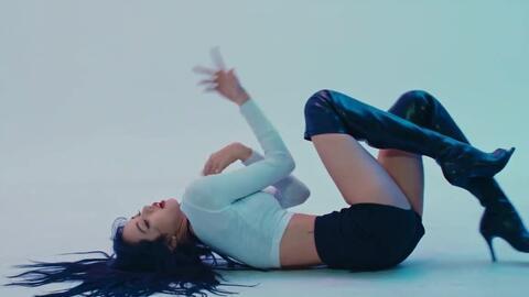 吃瓜美女跳舞,美女翩翩，吃瓜群众齐欢腾