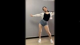 吃瓜美女跳舞,美女翩翩，吃瓜群众齐欢腾