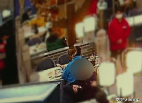 外卖员顾客吃瓜,趣味瞬间引网友热议  第1张