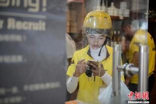 外卖员顾客吃瓜,趣味瞬间引网友热议  第2张