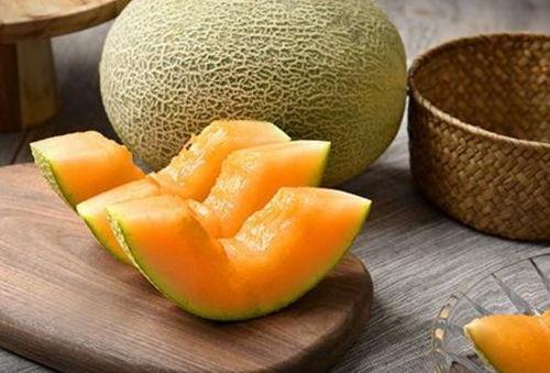 孕妇梦见给母鸡吃哈密瓜,母鸡与哈密瓜的奇妙寓意