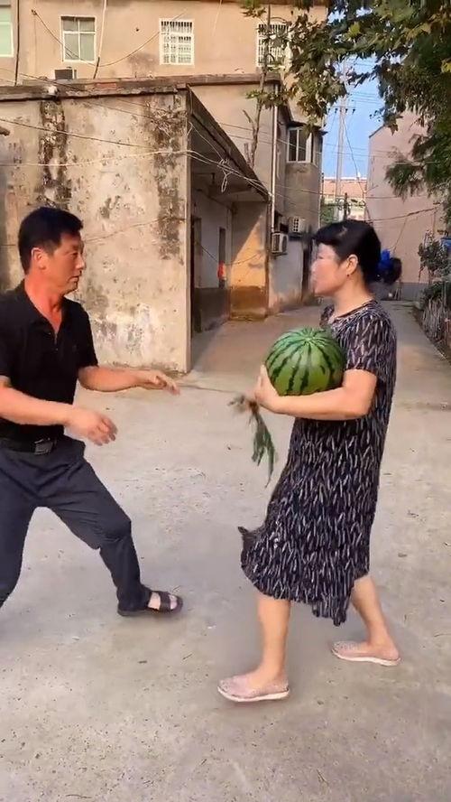 滕州吃瓜事件学生被打,学生被打引发社会关注  第3张