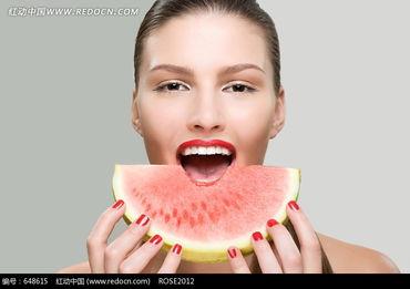 吃瓜西域美女的西瓜,西域美女与瓜果飘香的甜蜜邂逅  第1张