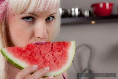 吃瓜西域美女的西瓜,西域美女与瓜果飘香的甜蜜邂逅  第2张