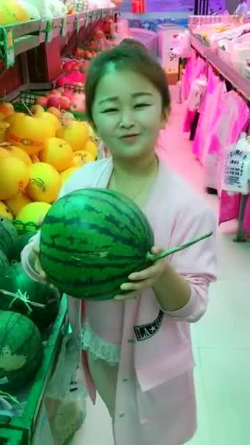 吃瓜西域美女的西瓜,西域美女与瓜果飘香的甜蜜邂逅  第3张