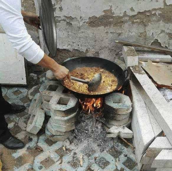 女朋友蹲着吃瓜,女友的独特吃瓜姿势  第1张