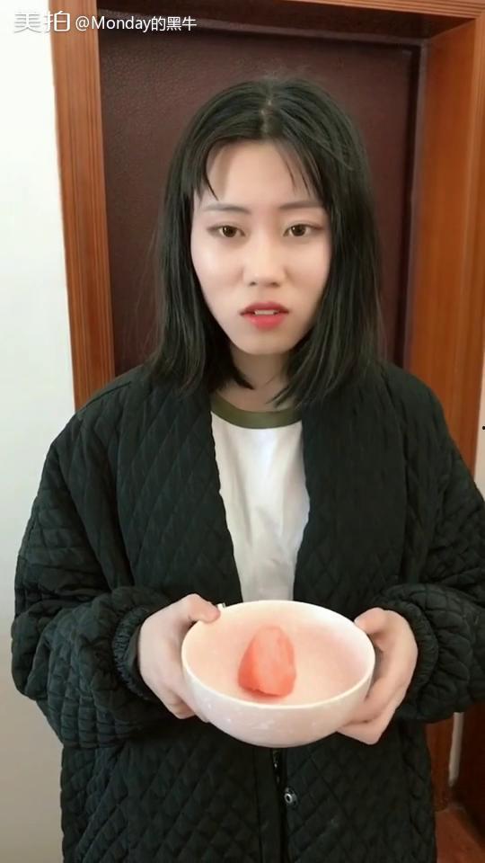 女朋友蹲着吃瓜,女友的独特吃瓜姿势  第2张