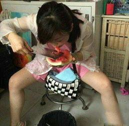 女朋友蹲着吃瓜,女友的独特吃瓜姿势  第3张