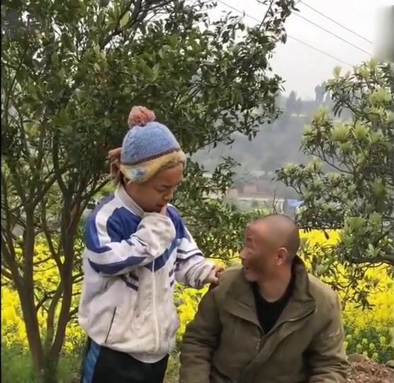 看见老汉吃瓜,见证老汉悠闲夏日时光  第2张